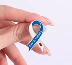 Diabetes Awareness Anstecker blau-weiße Schleife Diabetes Awareness Anstecker blau-weiße Schleife