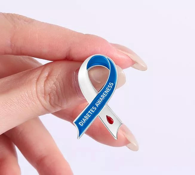 Diabetes Awareness Anstecker blau-weiße Schleife